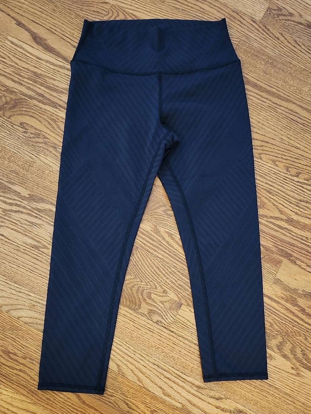 ALO Yoga Chevron Texture Capri Length Leggings